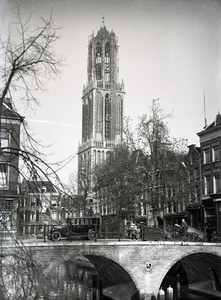 816688 Gezicht op de Domtoren te Utrecht, met op de voorgrond de Gaardbrug over de Oudegracht.